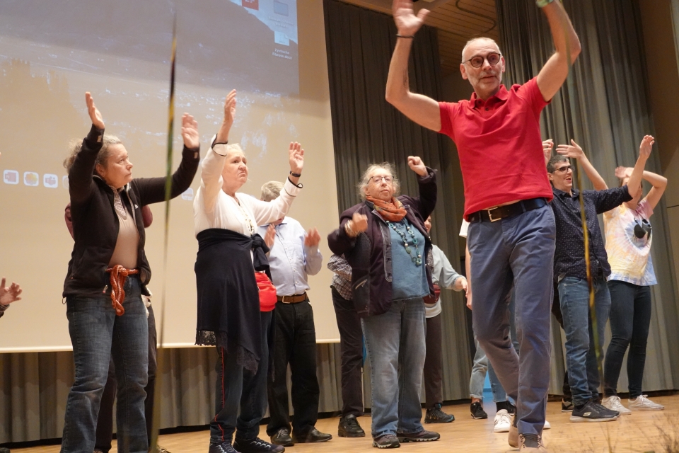 Eröffnungsreigen mit einer Aktivgruppe des Vereins (Fotocredit: Rolf Rechsteiner)