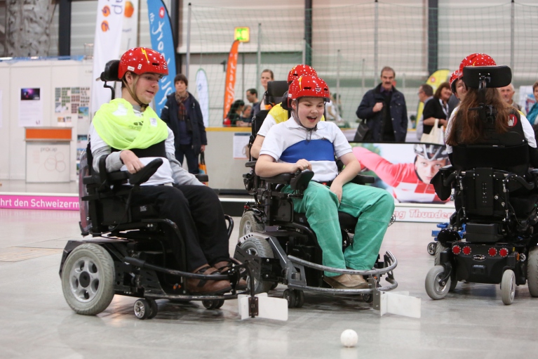 Les joueurs d’e-hockey dans le hall d’exposition de Lucerne