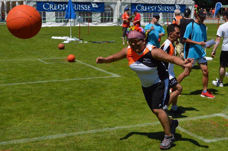 Une sportive avec un ballon sur la pelouse de la «Fin du monde» à Macolin, lors de la Journée PluSport