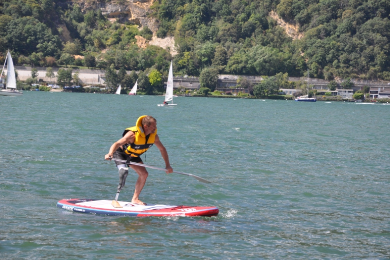 Un sportif amputé tibial sur une planche de stand-up paddle