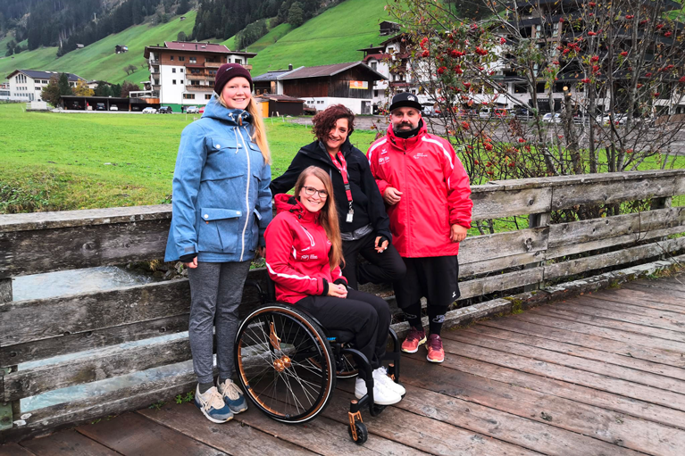 Trainerin Anja Vaes, Romy, Snowboarderin Luzia Joller und Nationaltrainer Silvan Hofer.