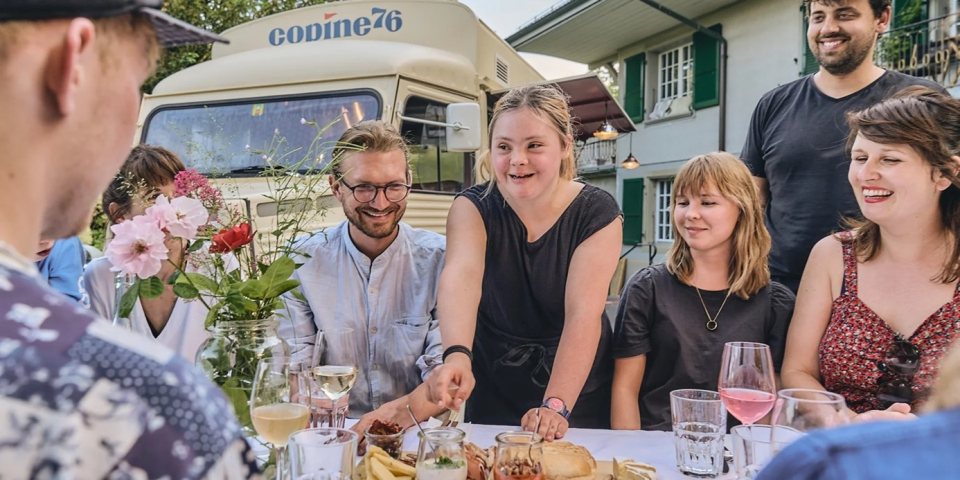 Menschen mit und ohne Beeinträchtigung Seite an Seite bei der Arbeit. 