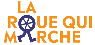 Das Bild zeigt den Text „LA ROUE QUI MARCHE“ in Orange. Der Buchstabe „Q“ in ROUE ist als marineblaues Rollstuhlsymbol stilisiert, wobei das Rad das „O“ bildet.