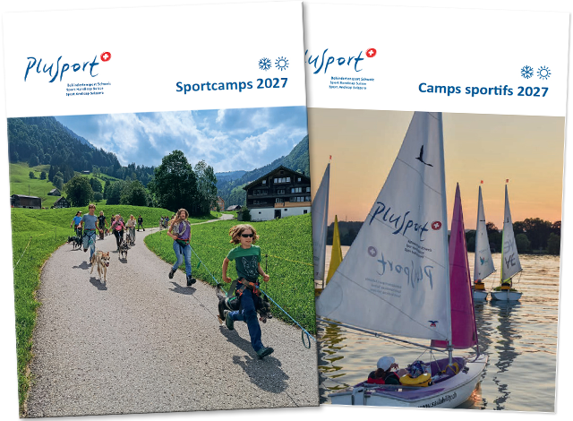 Zwei Broschüren für "Plusport" Sportcamps 2026: eine zeigt eine Gruppe von Skifahrern auf einem verschneiten Berg, die andere zeigt Radfahrer auf einem sonnigen Weg mit grünen Hügeln und Bergen im Hintergrund.