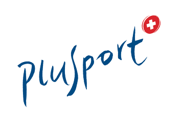 Das Plusport-Logo besteht aus dem Wort „plusport“ in blauer Handschrift, wobei sich über dem Buchstaben „t“ auf der rechten Seite ein roter Kreis mit einem weißen Kreuz befindet.