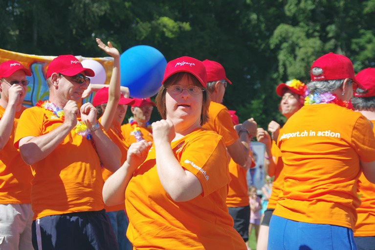 Breitensportler mit geistiger Behinderung am PluSport-Tag Behindertensportgruppe tanzt auf der Bühne
