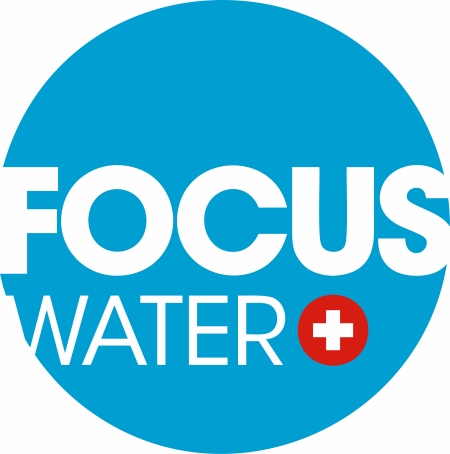 Logo für Focus Water mit dem Schriftzug FOCUS WATER in fetten weißen Buchstaben innerhalb eines blauen Kreises, mit einem roten Kreis, der ein weißes Kreuz neben dem Wort WATER enthält.