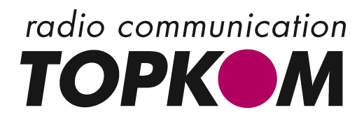 Logo für die Funkkommunikation TOPKOM. Das Wort TOPKOM ist in fetten schwarzen Buchstaben geschrieben, wobei der Buchstabe O durch einen massiven magentafarbenen Kreis ersetzt ist. radio communication ist darüber in schwarzer Kleinschrift geschrieben.