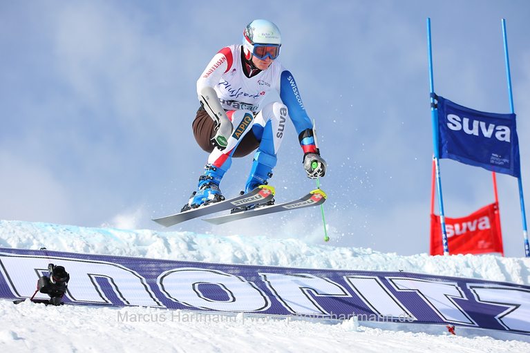 Thomas Pfyl,  athlète-cadre ayant une paralysie unilatérale, fait un saut sur le tremplin à Saint-Moritz