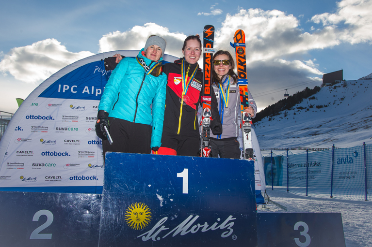 Les championnes de la Coupe du monde de ski alpin IPC 2016 à Saint-Moritz avec l’athlète PluSport Bigna Schmidt.
