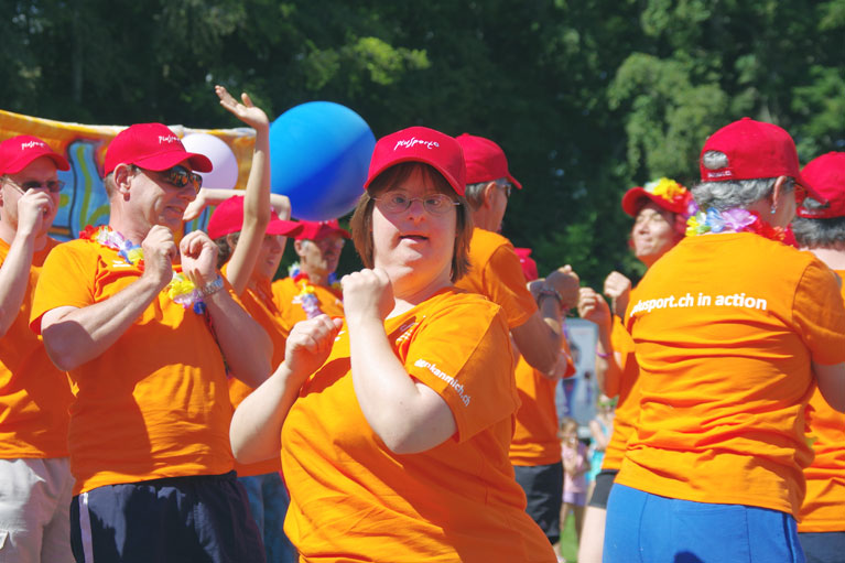 Viele Sportler eines PluSport-Clubs beim Einturnen am PluSport-Tag