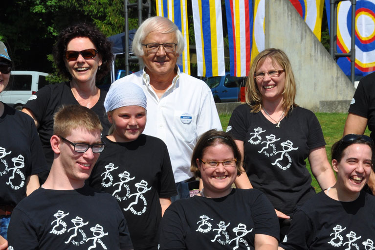 Gilbert Gress avec un groupe de danse