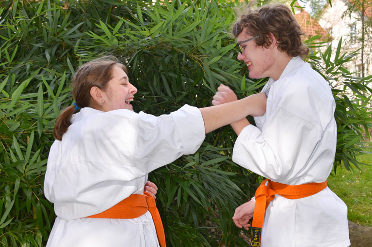 Nilo und Nicole beim Karate üben im Freien