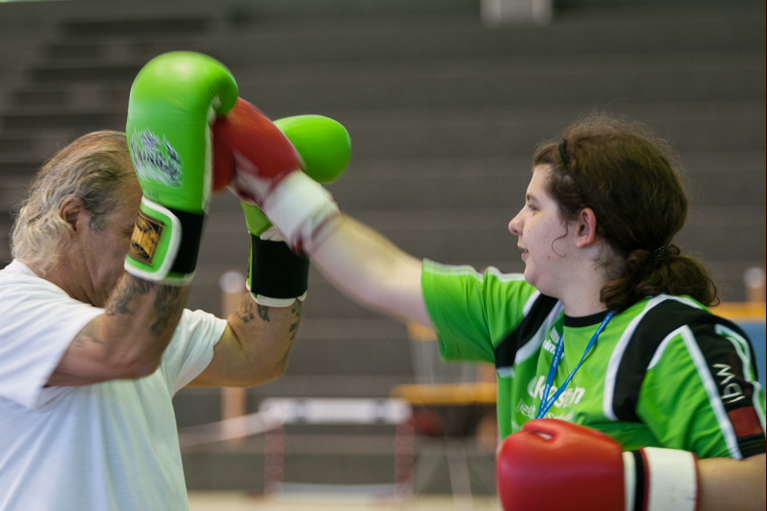 Box-Lehrer mit Schülerin am PluSport-Tag in der Halle End der Welt